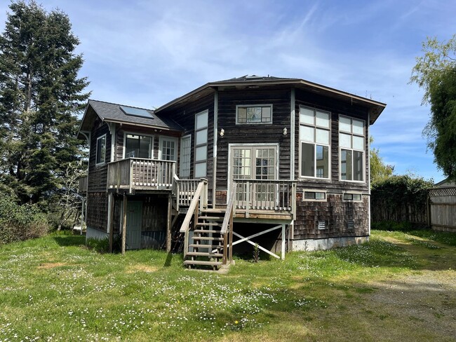 property at 3747 Trinity St