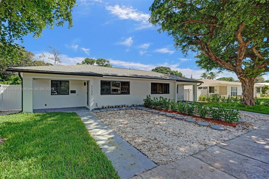 2255 NE 173rd St in North Miami Beach, FL - Building Photo