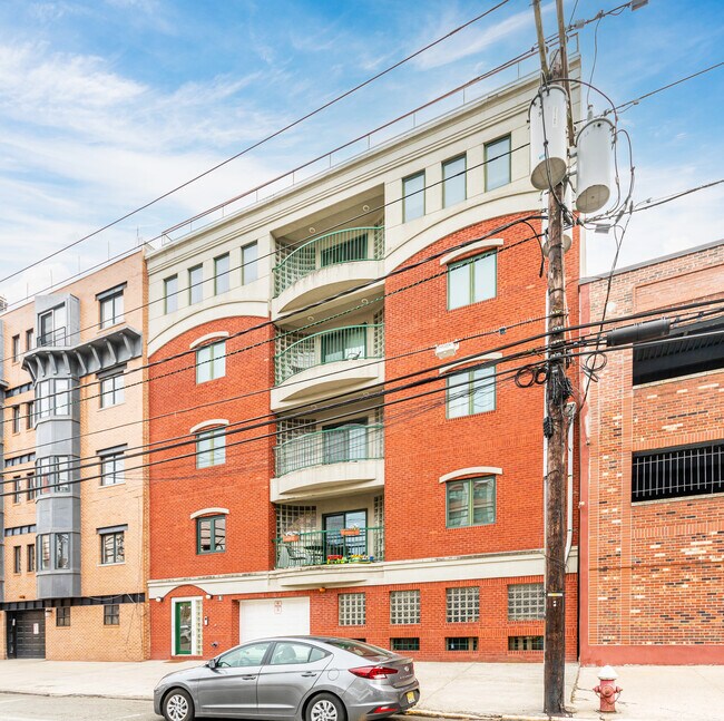 321 Adams St in Hoboken, NJ - Foto de edificio - Building Photo