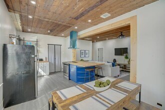1311 W French Pl in San Antonio, TX - Building Photo - Building Photo