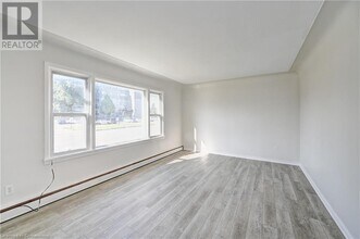 1230 Queen's Blvd in Kitchener, ON - Building Photo - Building Photo