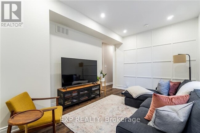 property at 163 Wentworth St N