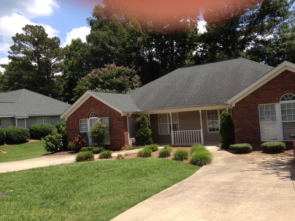 305 Ashley Ln in Laurens, SC - Building Photo