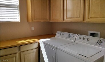 8917 Picket Fence Ave in Las Vegas, NV - Building Photo - Building Photo