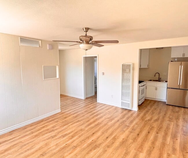 985 Valencia St, Unit Unit 4 in Costa Mesa, CA - Building Photo - Building Photo