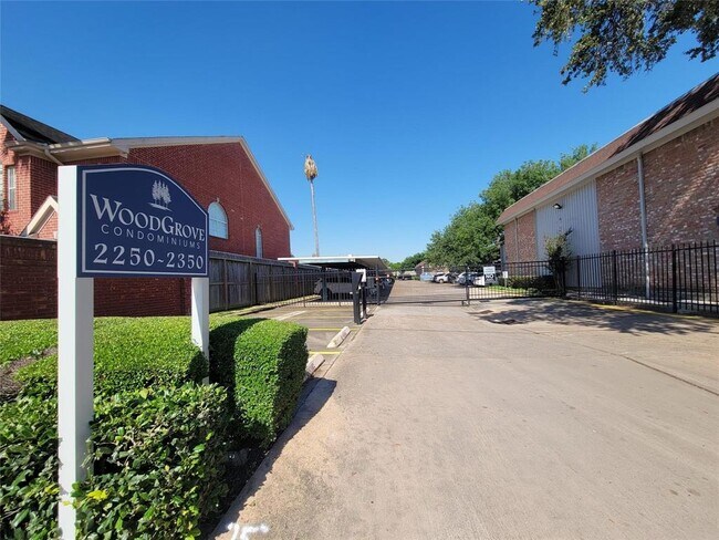 2250 Bering Dr in Houston, TX - Building Photo - Building Photo