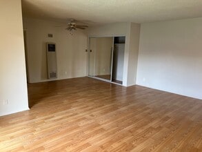 11860 Chandler Blvd in Valley Village, CA - Foto de edificio - Building Photo