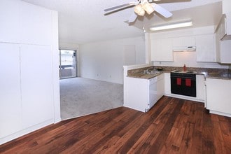 Emerald Victoria Apartments in Torrance, CA - Building Photo - Building Photo
