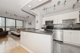 405 N Wabash Ave, Unit 415 in Chicago, IL - Building Photo - Building Photo
