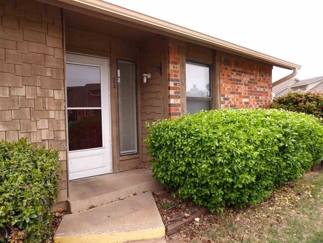 6820 NW Willow Springs Dr