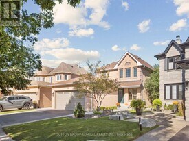 24 Dawlish Ave in Aurora, ON - Building Photo