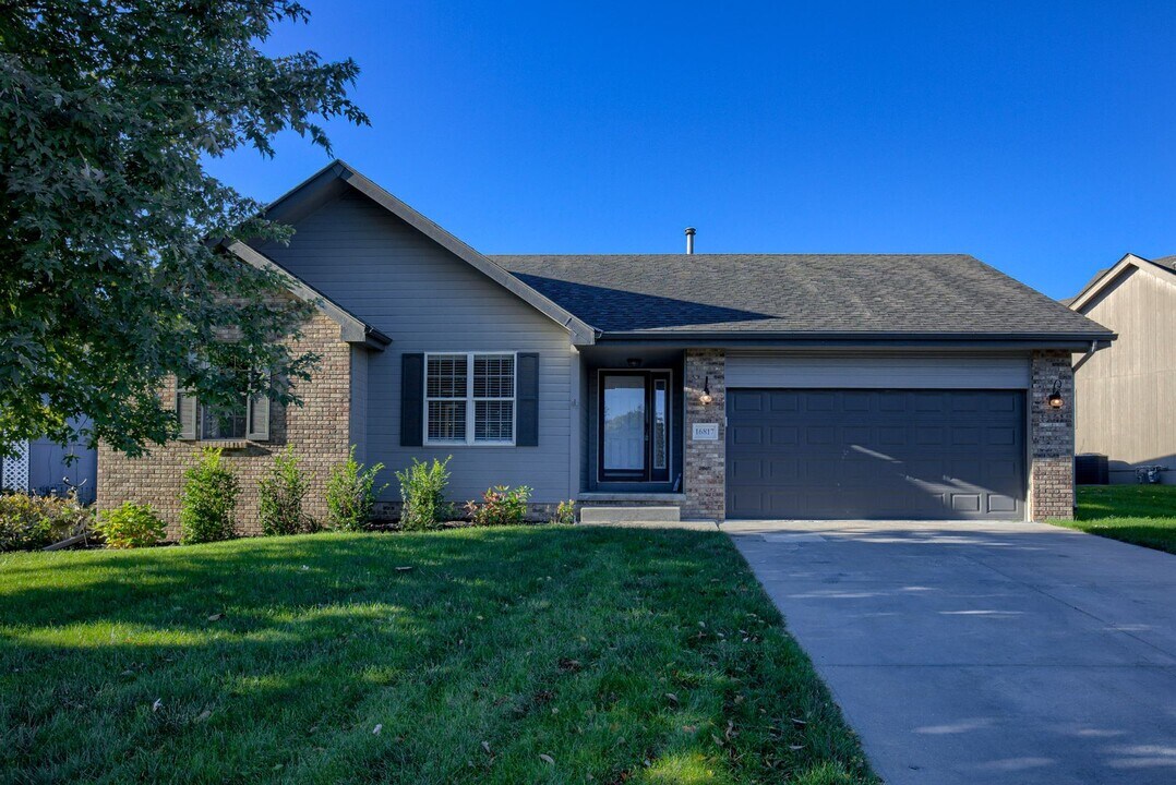 16817 Pierce St. in Omaha, NE - Building Photo