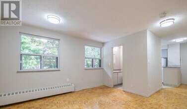 573 N Service Rd in Mississauga, ON - Building Photo - Building Photo