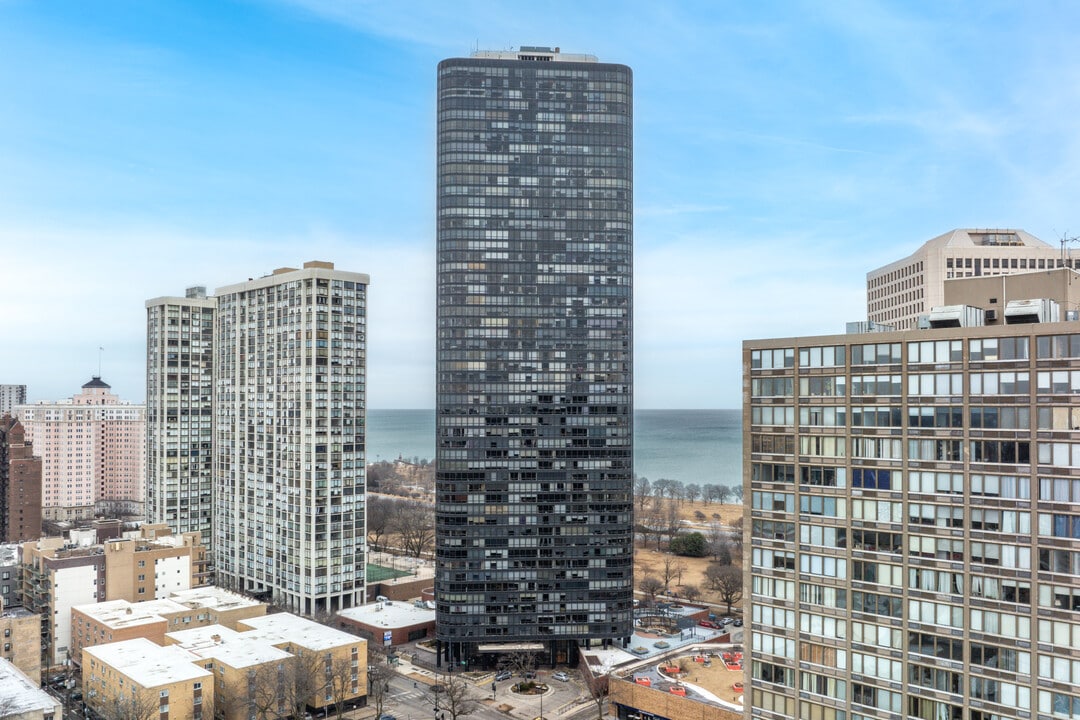 Park Tower Market in Chicago, IL - Building Photo