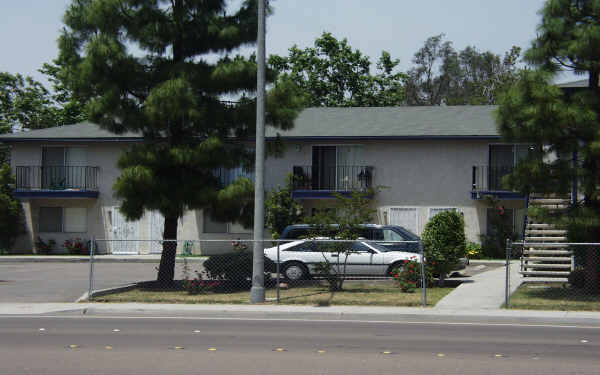 150 W Chase Ave in El Cajon, CA - Foto de edificio - Building Photo