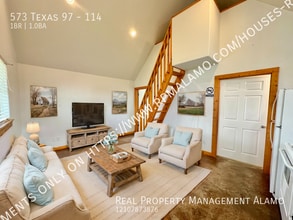 573 TX-97 in Floresville, TX - Foto de edificio - Building Photo