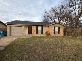 202 W Cotter St in Alvarado, TX - Building Photo