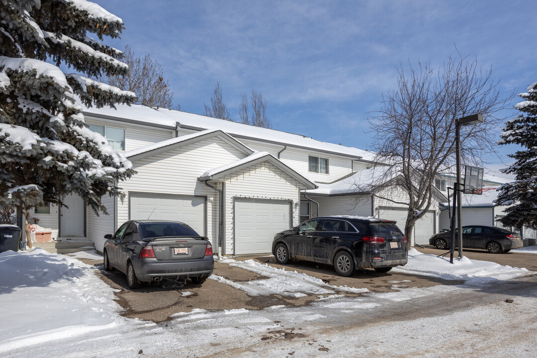 67 Strathaven Hts in Strathmore, AB - Building Photo