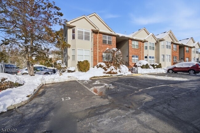 8 Jennifer Dr in East Hanover, NJ - Building Photo - Building Photo