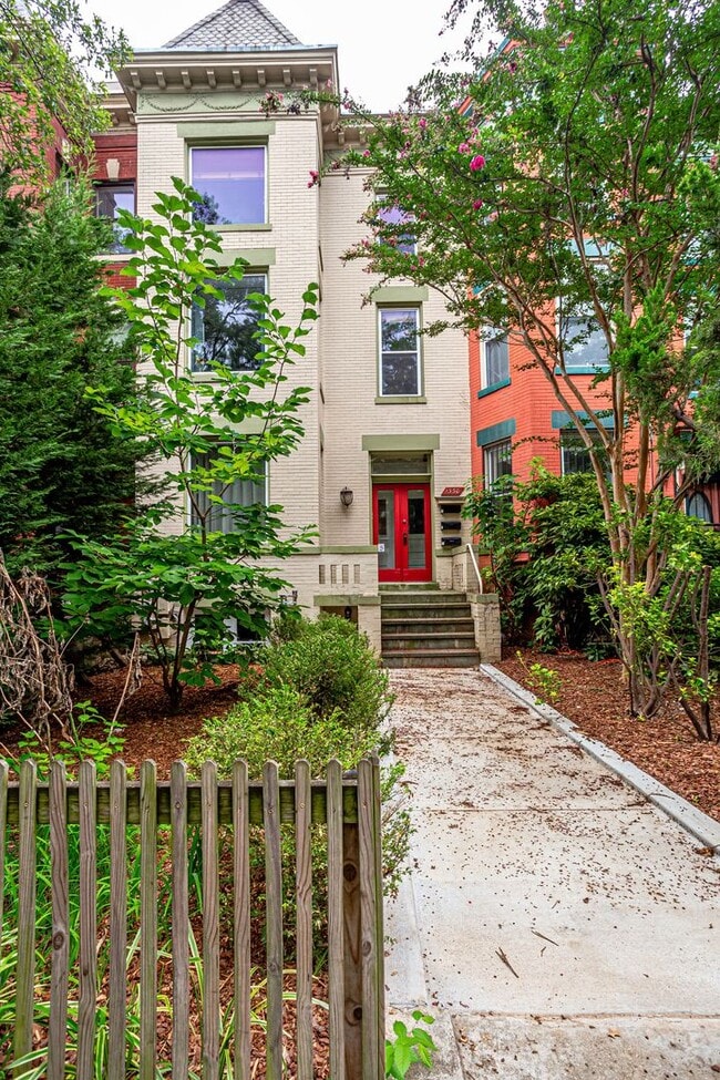 1330 Irving St NW in Washington, DC - Foto de edificio - Building Photo