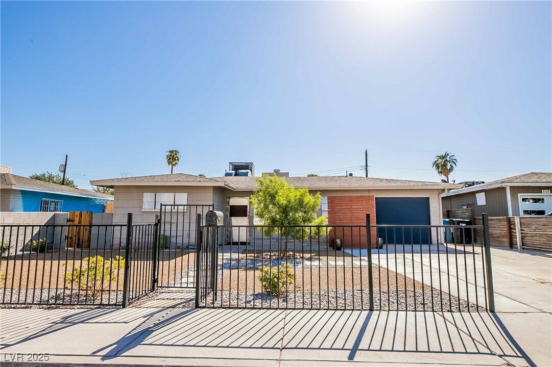 2019 Santa Rita Dr in Las Vegas, NV - Building Photo