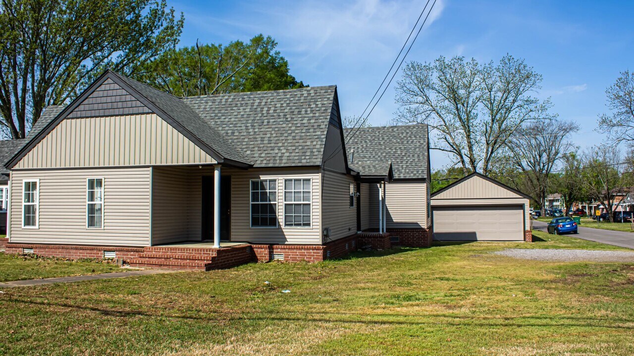 1015 N El Paso Ave in Russellville, AR - Foto de edificio