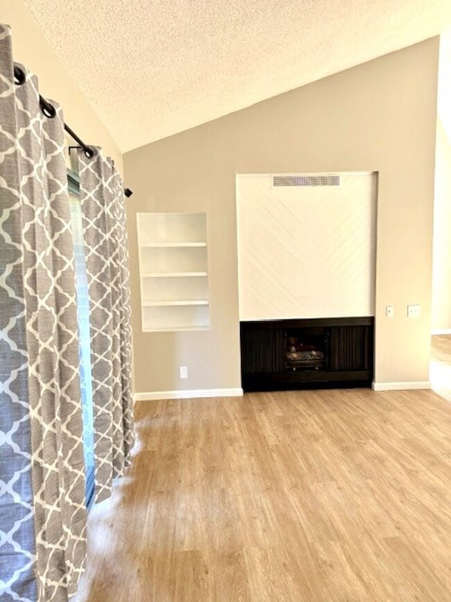 31578 Agoura Rd-Unit -4 in Westlake Village, CA - Building Photo - Building Photo