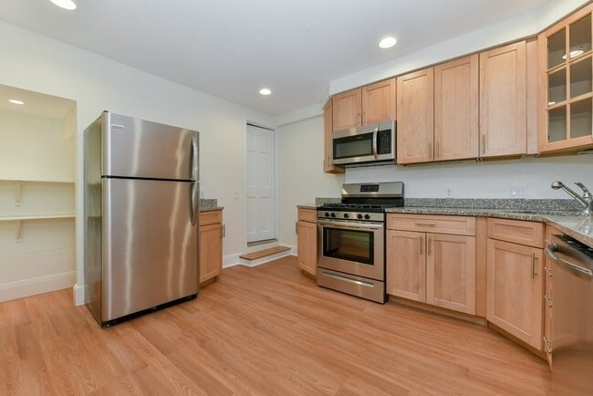 458 E 7th St, Unit 1 in Boston, MA - Building Photo - Building Photo