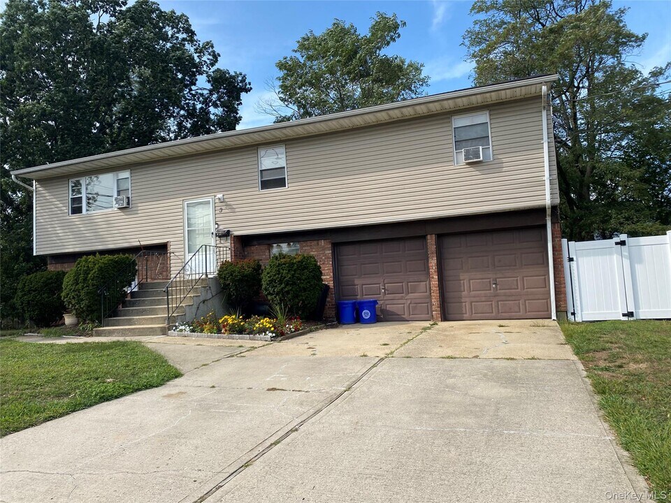 3 Broadway in West Babylon, NY - Building Photo