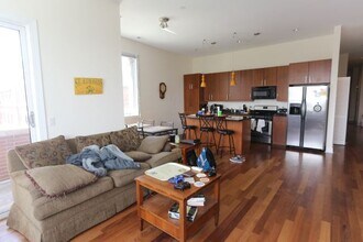 1354 W Augusta Blvd, Unit M02B in Chicago, IL - Building Photo - Building Photo