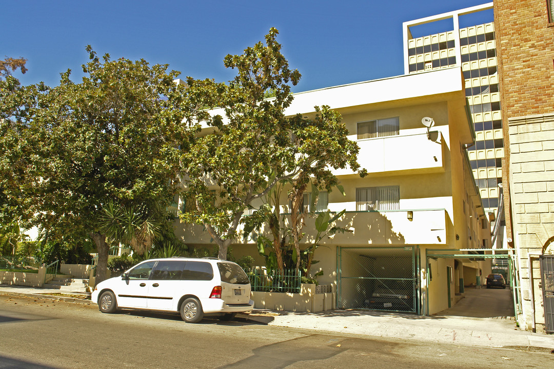 7067 Hawthorn Ave in Los Angeles, CA - Building Photo