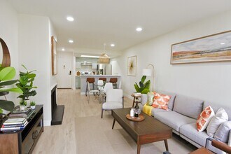 1745 Camino Palmero St, Unit 537 in Los Angeles, CA - Foto de edificio - Building Photo