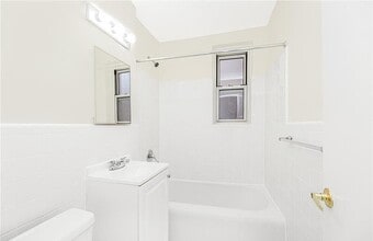 2102 Holland Ave in Bronx, NY - Foto de edificio - Building Photo
