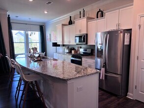 62 Fox Cove Rd in Hendersonville, NC - Foto de edificio - Building Photo