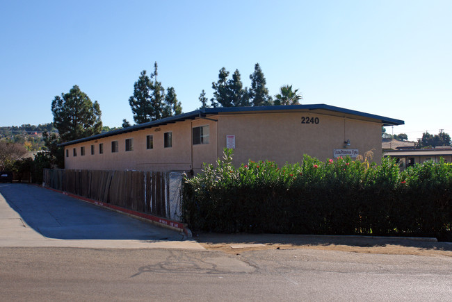 2240 Primrose Ave in Vista, CA - Foto de edificio - Building Photo