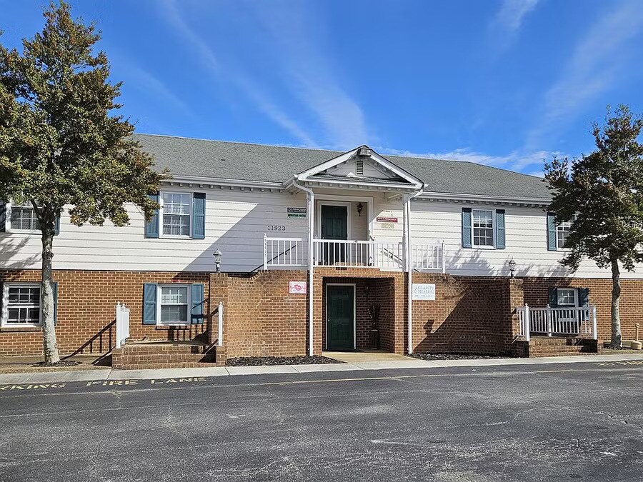 11923 Centre St in Chester, VA - Foto de edificio