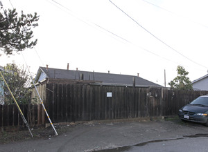 2118 Addison Ave in East Palo Alto, CA - Building Photo - Building Photo