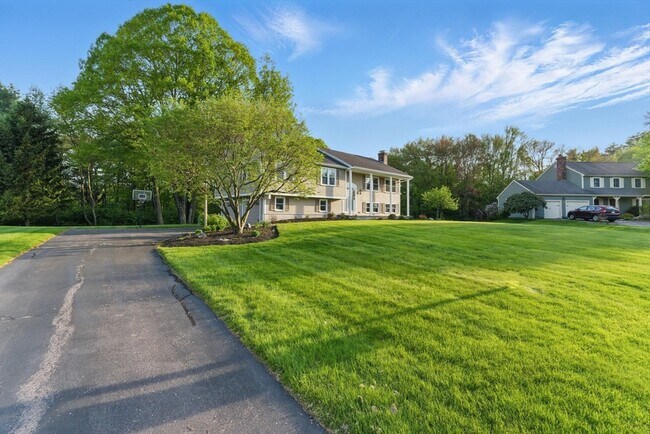 121 Indian Meadow Dr in Northborough, MA - Building Photo - Building Photo
