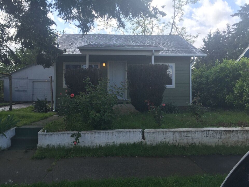 6825 SE 85th Ave in Portland, OR - Building Photo