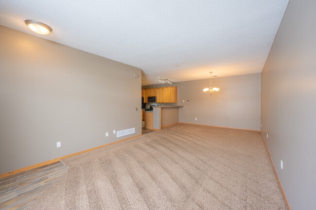 17985 96th Ave N in Osseo, MN - Foto de edificio - Building Photo