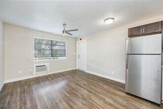 330 11th St N in Naples, FL - Building Photo - Building Photo