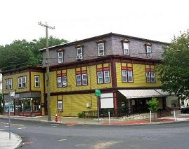 21 W Main St in Millers Falls, MA - Foto de edificio