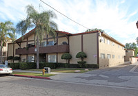 Casa Bryant Apartments in Canoga Park, CA - Foto de edificio - Building Photo