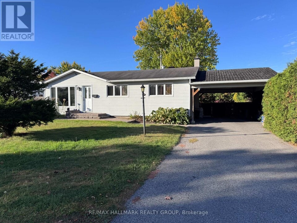 820B Willow Ave in Ottawa, ON - Building Photo