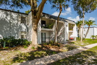 Hanley Place in Tampa, FL - Building Photo - Building Photo