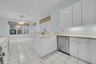 572 SW New Castle Cove in Port St. Lucie, FL - Building Photo - Building Photo