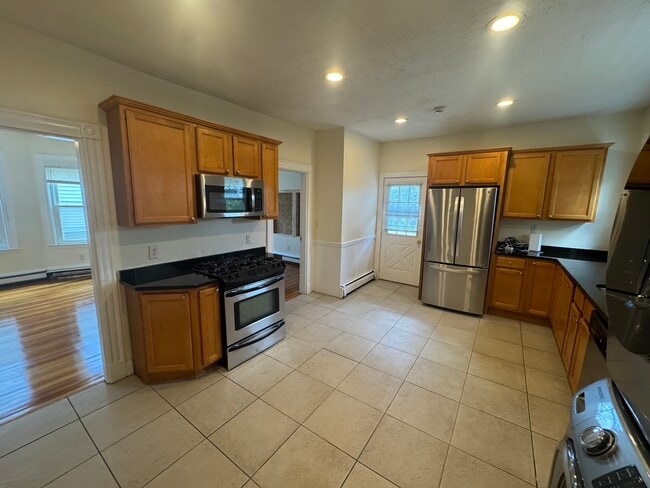 64 Fisher Ave, Unit 3 in Boston, MA - Foto de edificio - Building Photo