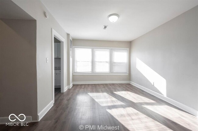 5045 E 10th St in Indianapolis, IN - Foto de edificio - Building Photo