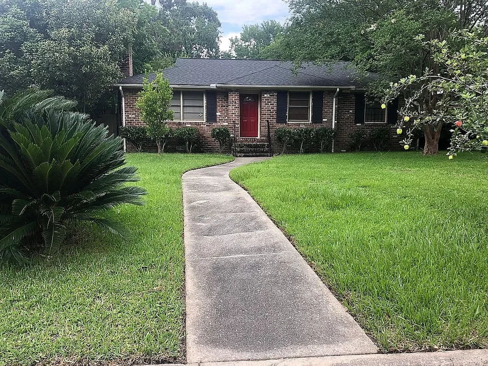 104 E 64th St in Savannah, GA - Building Photo