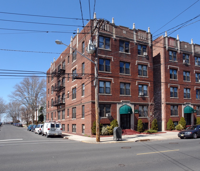 799 Avenue A in Bayonne, NJ - Building Photo